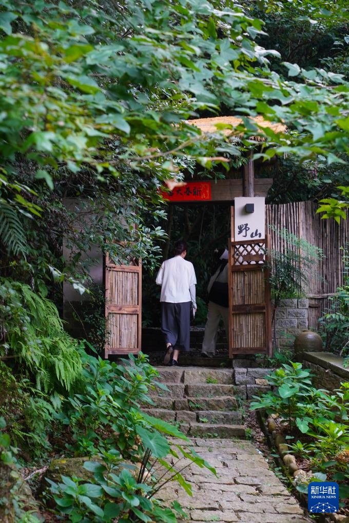 江西南昌湾里：空心村变清凉小筑