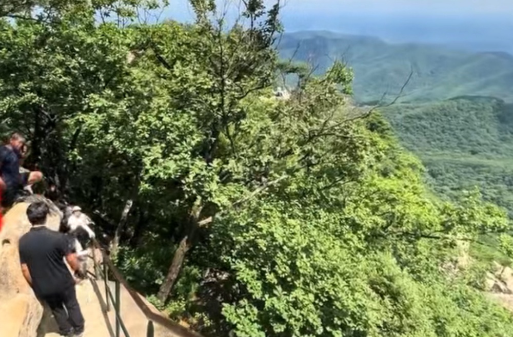 一景区游客坠崖身亡，妻子眼睁睁看着丈夫掉下悬崖，当地多部门已介入