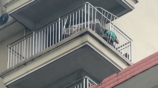 千斤重砖墙将男子压在12楼阳台，看见消防员的他急呼：“顶不住了，快救我！”