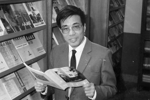 上海一学校突发讣告，官网已变黑白色！原校长因病医治无效，安详辞世