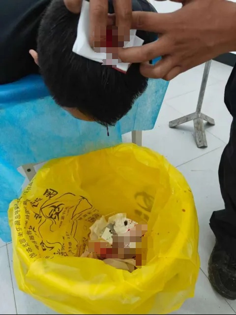 “妈,摄像头坏掉了!我们打语音吧” “妈,摄像头坏掉了!我们打语音吧”