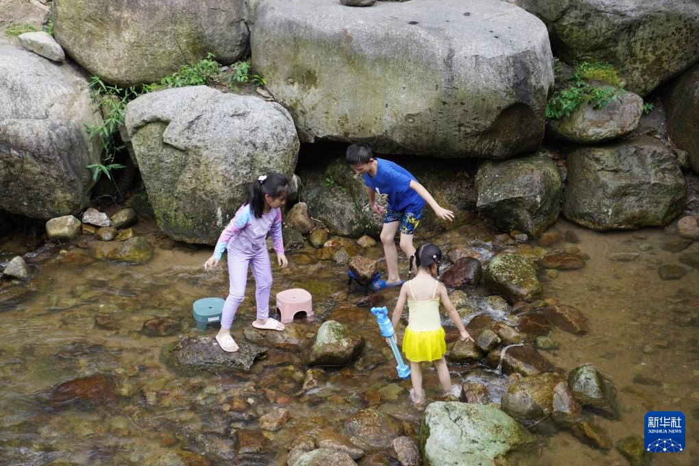 江西南昌湾里：空心村变清凉小筑