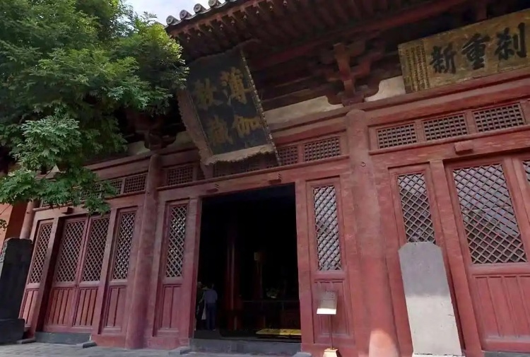 《黑神话：悟空》取景地大同华严寺殿墙遭游客刻字，辖区派出所：已介入调查