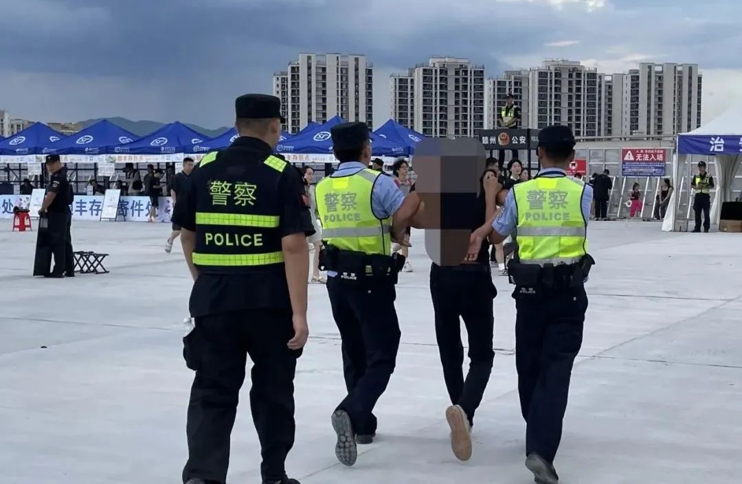 江西邓紫棋演唱会现场,雷某某被警方带走! 江西邓紫棋演唱会现场,雷某某被警方带走!