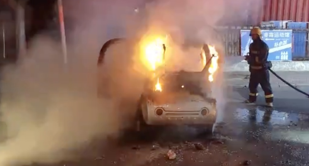 爱车自燃老人本可全身而退，却因这个动作反被烧伤！