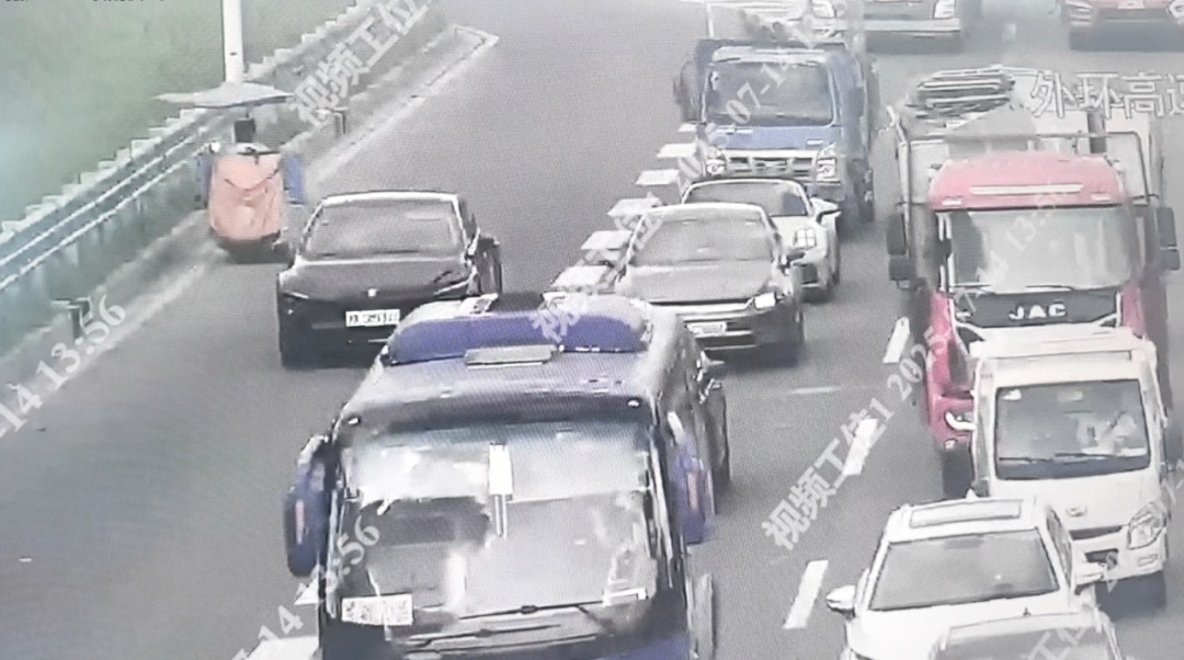 上海一女子“危险行为大赏”：骑车载两娃+无头盔+闯红灯+上高速+逆行……
