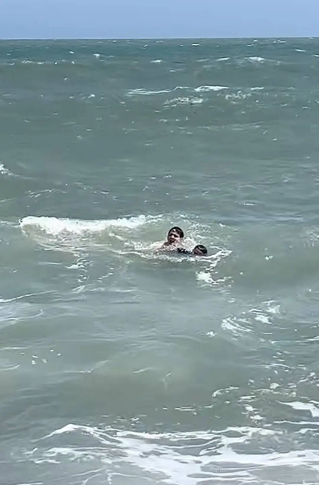 8岁男童被卷入大海生死一线！游客拼尽全力逆浪拽回