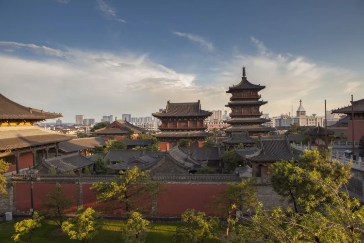 《黑神话：悟空》取景地大同华严寺殿墙遭游客刻字，辖区派出所：已介入调查