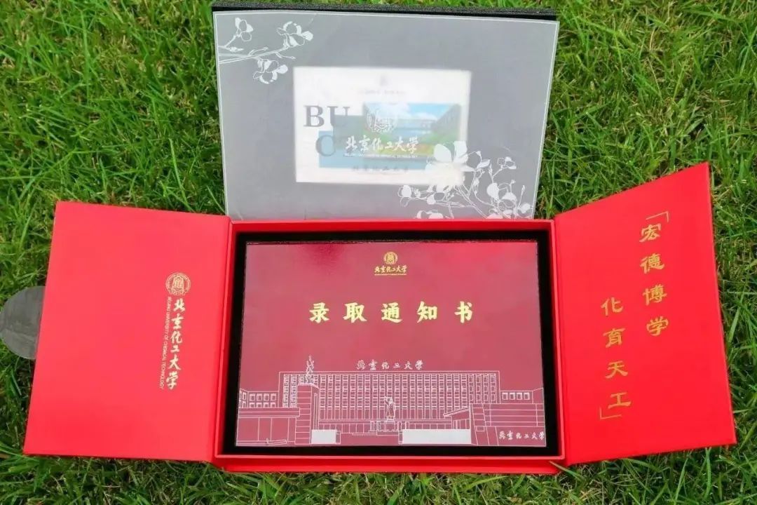 起猛了！看到有人在吃“录取通知书”……