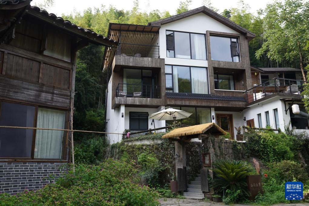 江西南昌湾里：空心村变清凉小筑