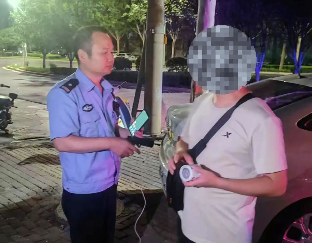 雷霆出击，一男子深夜“贴黄”被抓！