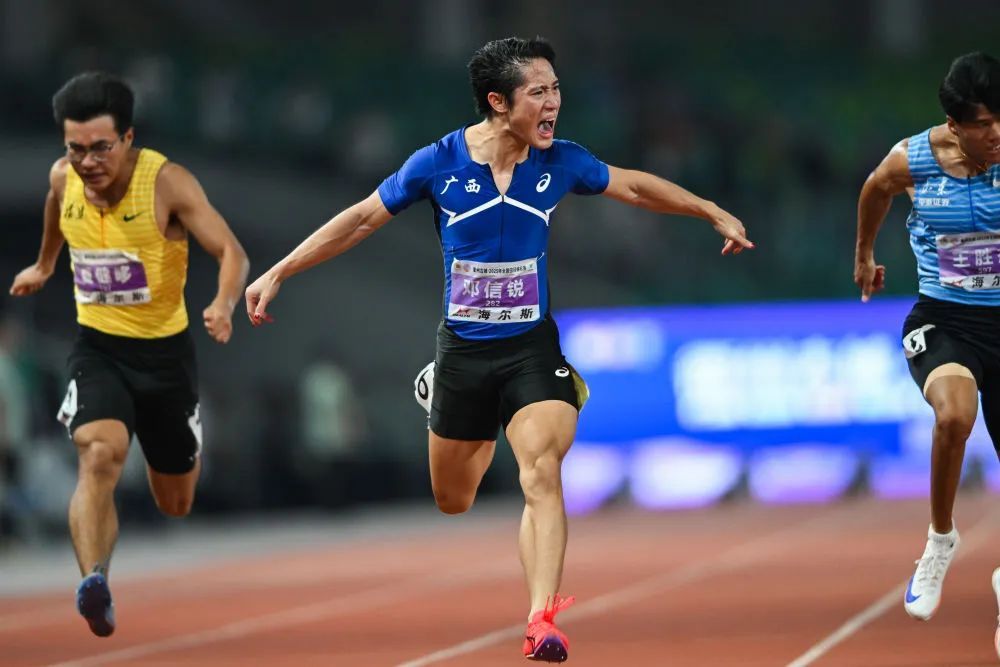 田径全锦赛男子百米飞人大战，邓信锐10秒06夺冠！谢震业跑出10秒27仍无缘决赛