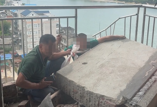 千斤重砖墙将男子压在12楼阳台，看见消防员的他急呼：“顶不住了，快救我！”