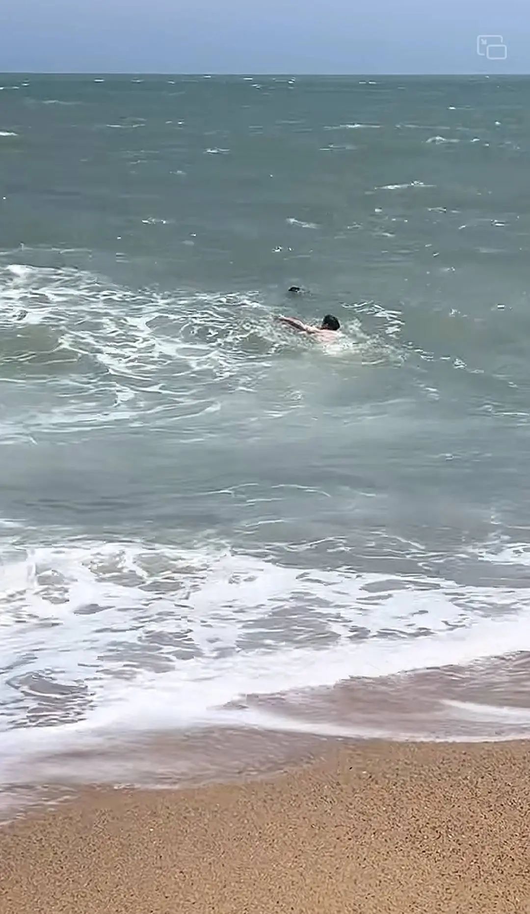 8岁男童被卷入大海生死一线！游客拼尽全力逆浪拽回