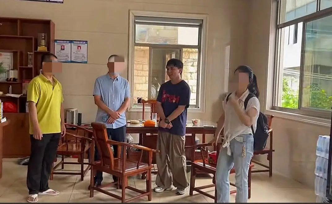 8岁男童被卷入大海生死一线！游客拼尽全力逆浪拽回