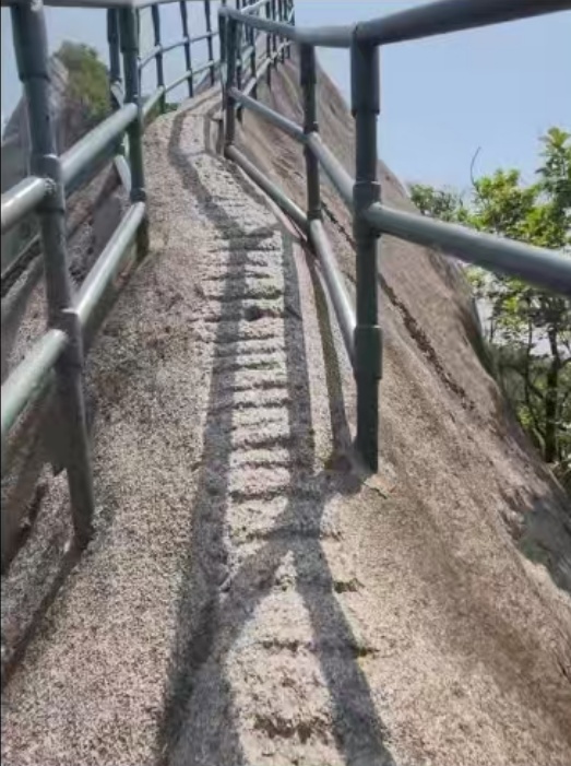 一景区游客坠崖身亡，妻子眼睁睁看着丈夫掉下悬崖，当地多部门已介入