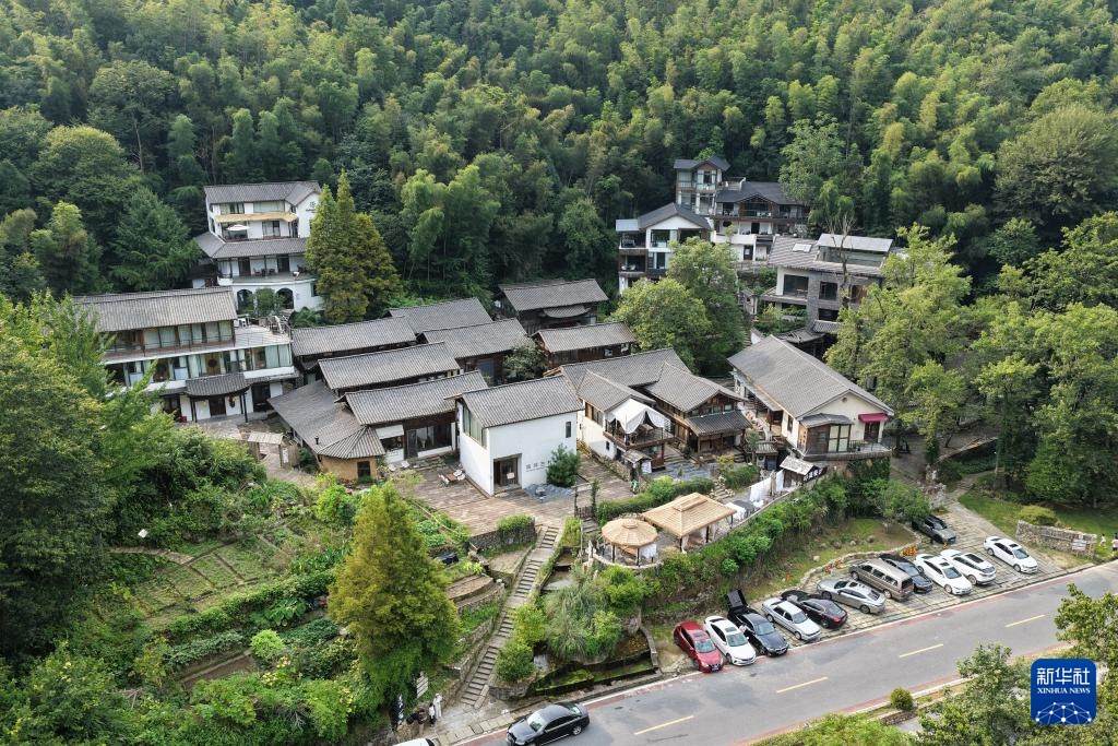 江西南昌湾里：空心村变清凉小筑