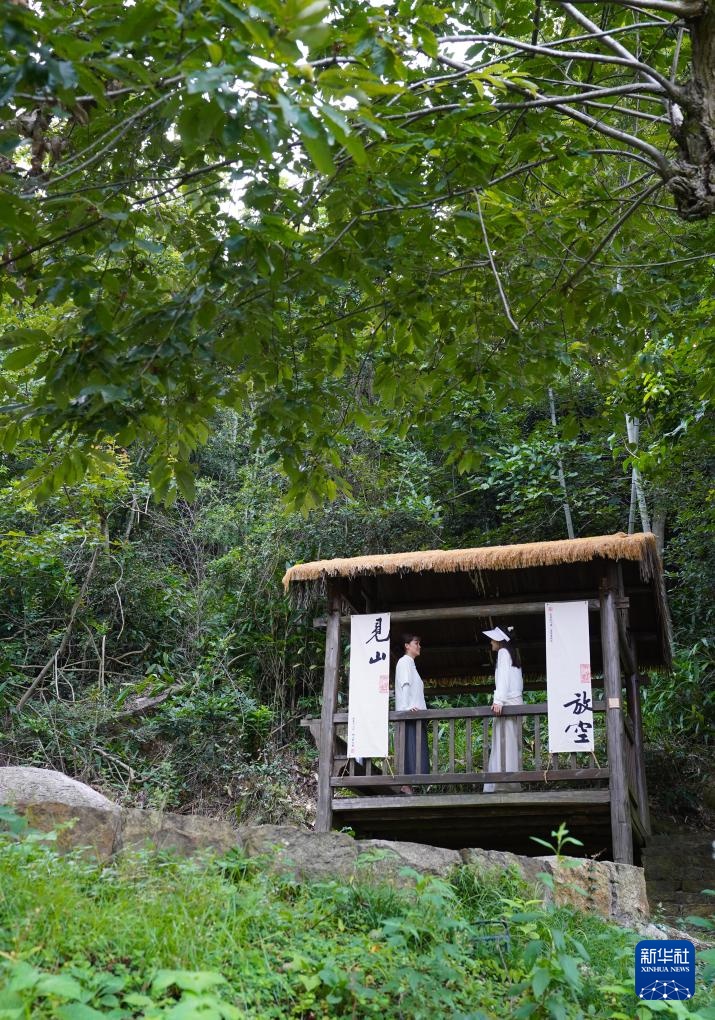 江西南昌湾里：空心村变清凉小筑