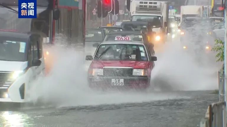 香港、澳门发布黑雨警告，紧急停课