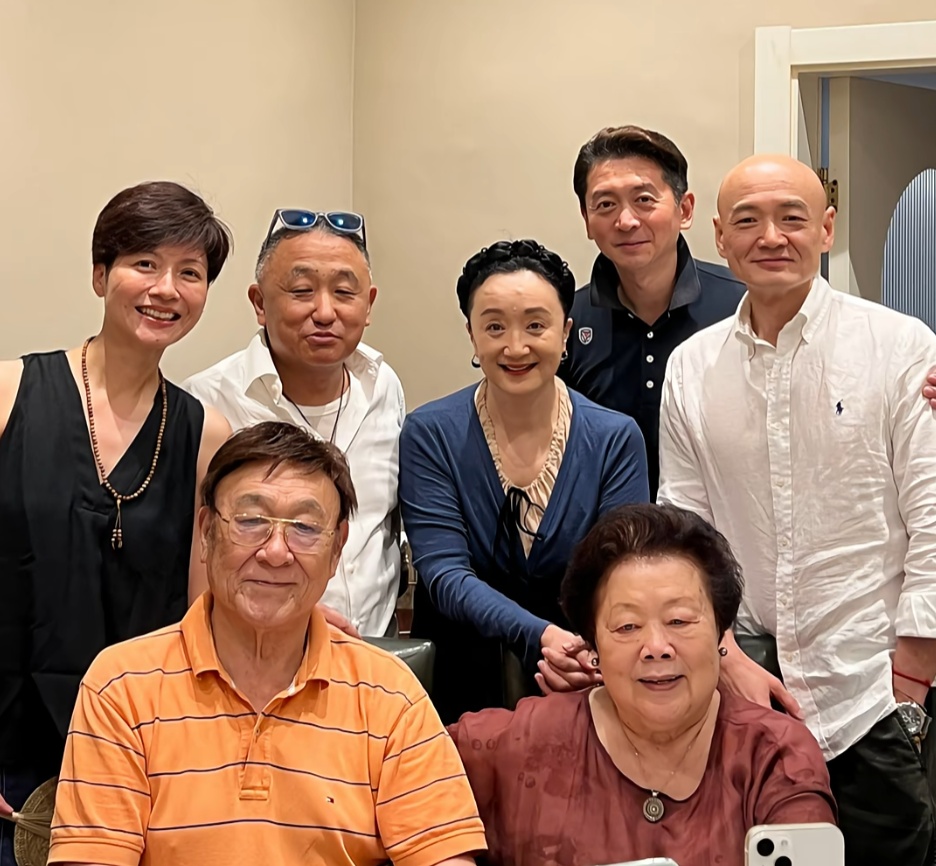 昔日知名上海主持人突传消息！超30万人涌入直播，大批网友都激动了：爷青回！