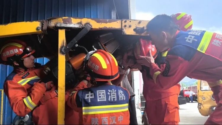 看着都疼！女孩快递站内玩耍，手臂突然被传送带“咬”住