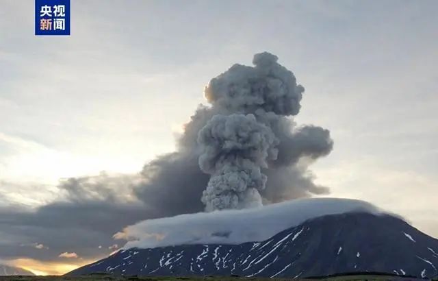 俄罗斯多座火山接连喷发