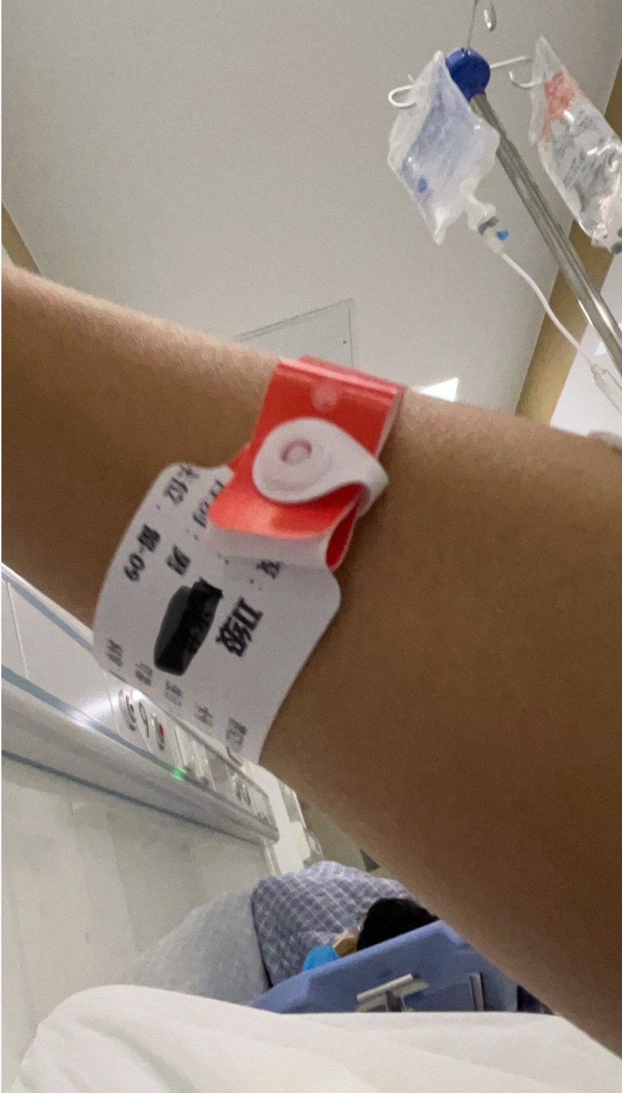 多人在上海一餐厅就餐后呕吐送医！顾客：吃了见手青，胃痉挛，吐血丝！餐厅：食材无毒