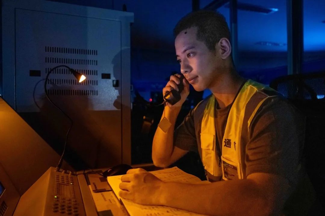 战鹰列阵，夜空亮剑