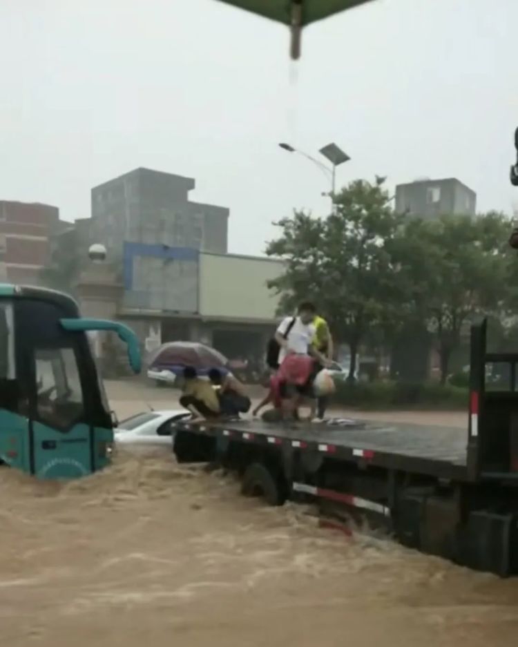 小车被洪水淹没,车内3人被困!危急时刻,他们出手了 小车被洪水淹没,车内3人被困!危急时刻,他们出手了