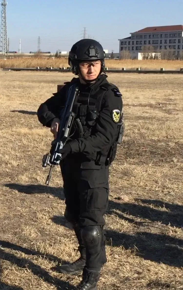 冲进海里救人的“腹肌哥”找到了