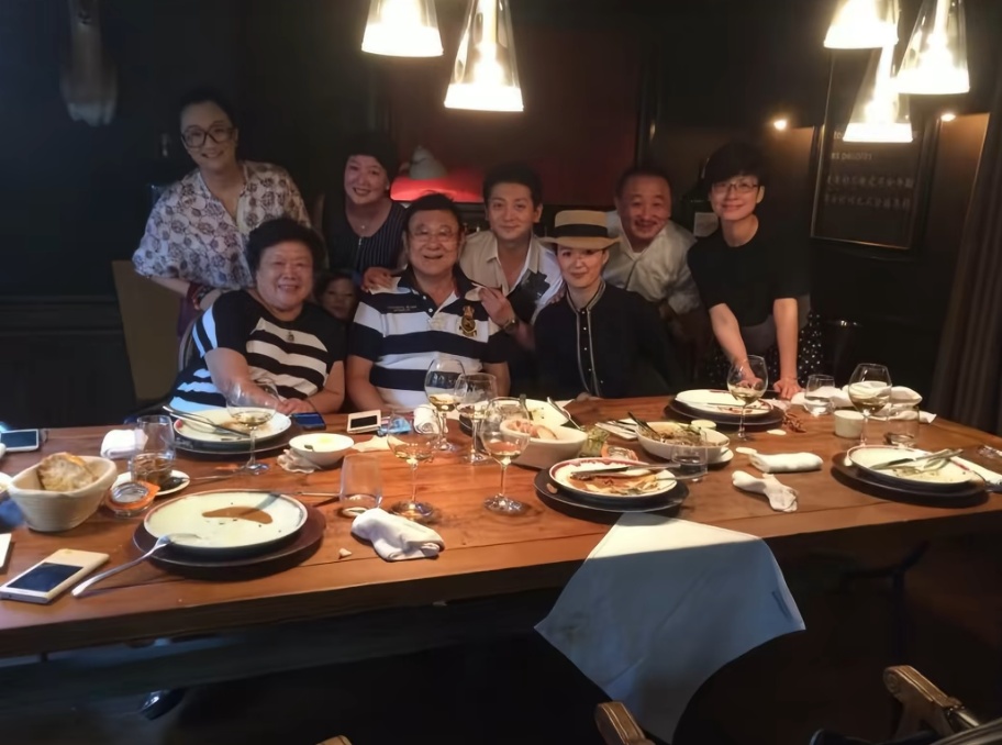 昔日知名上海主持人突传消息！超30万人涌入直播，大批网友都激动了：爷青回！