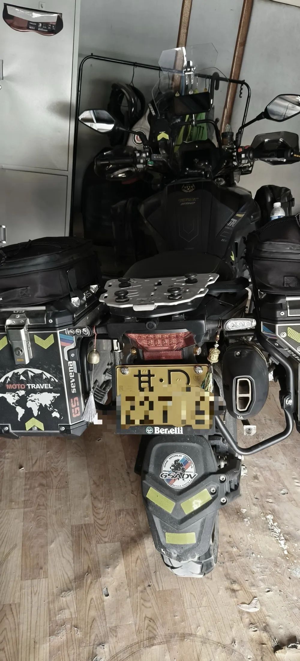 “旁边就是悬崖”!警方通报“奔驰车超车逼停摩托” “旁边就是悬崖”!警方通报“奔驰车超车逼停摩托”