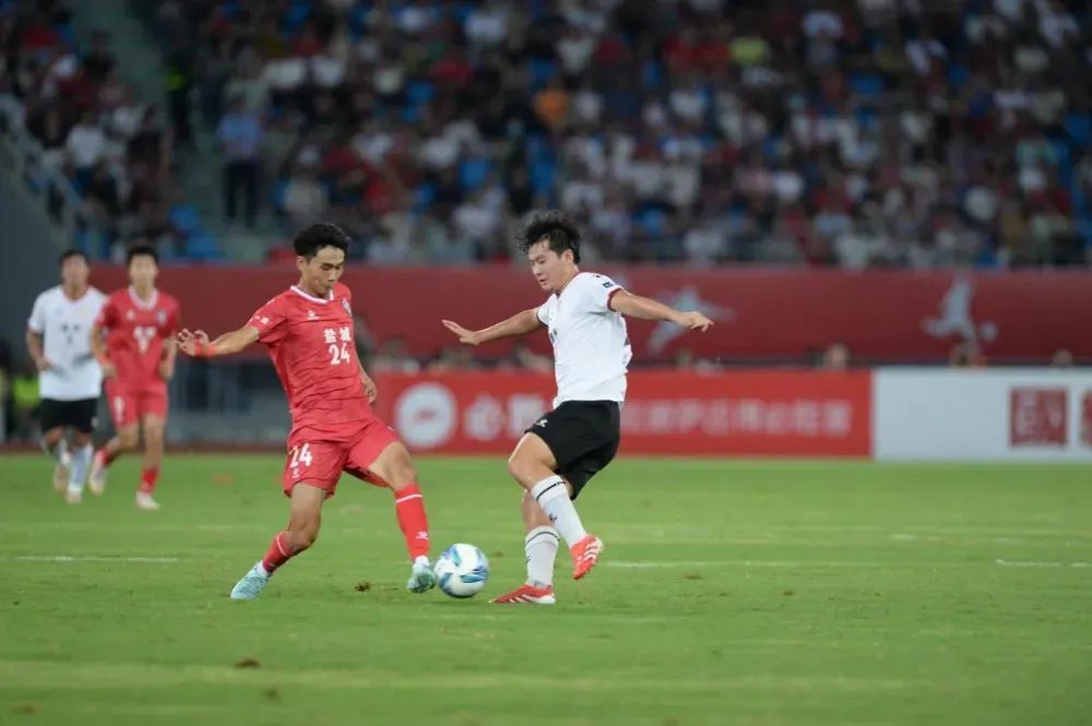 苏超赛场：没有人情世故，只有拼尽全力