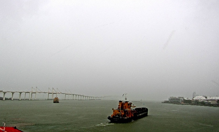 香港、澳门发布黑雨警告，紧急停课