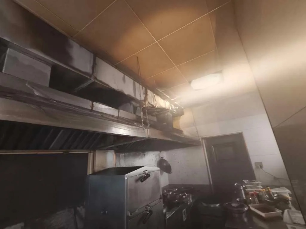 您的外卖员正在灭火中……嘉兴一饭店着火，他挺身而出！网友：必须五星好评！