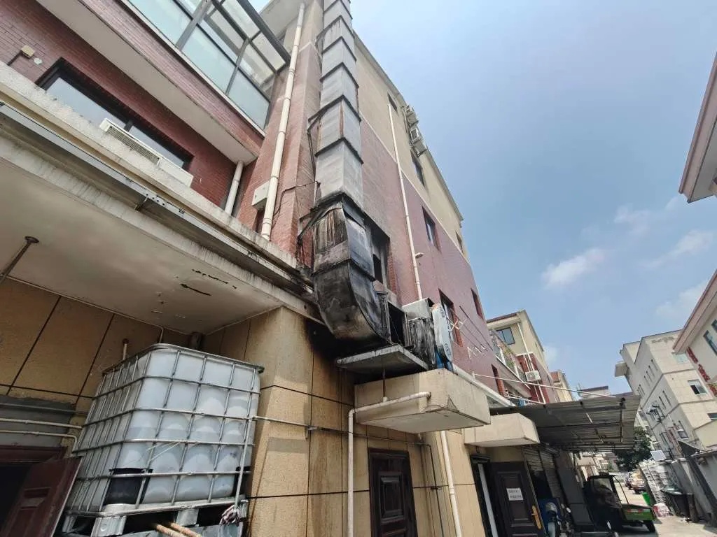 您的外卖员正在灭火中……嘉兴一饭店着火，他挺身而出！网友：必须五星好评！