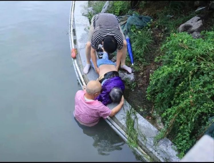 “上海模子”！81岁爷叔一个举动火遍全网！他已经不是第一次做这事了