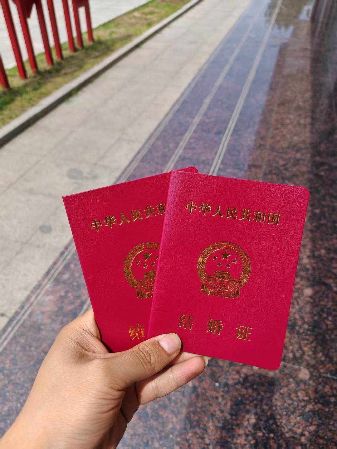 情侣出游遇严重车祸死里逃生，回去后立即领证结婚