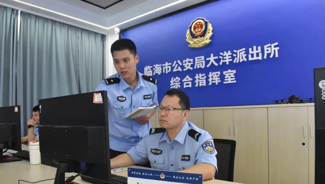 报到首日，“00后”新警就收到一面锦旗……