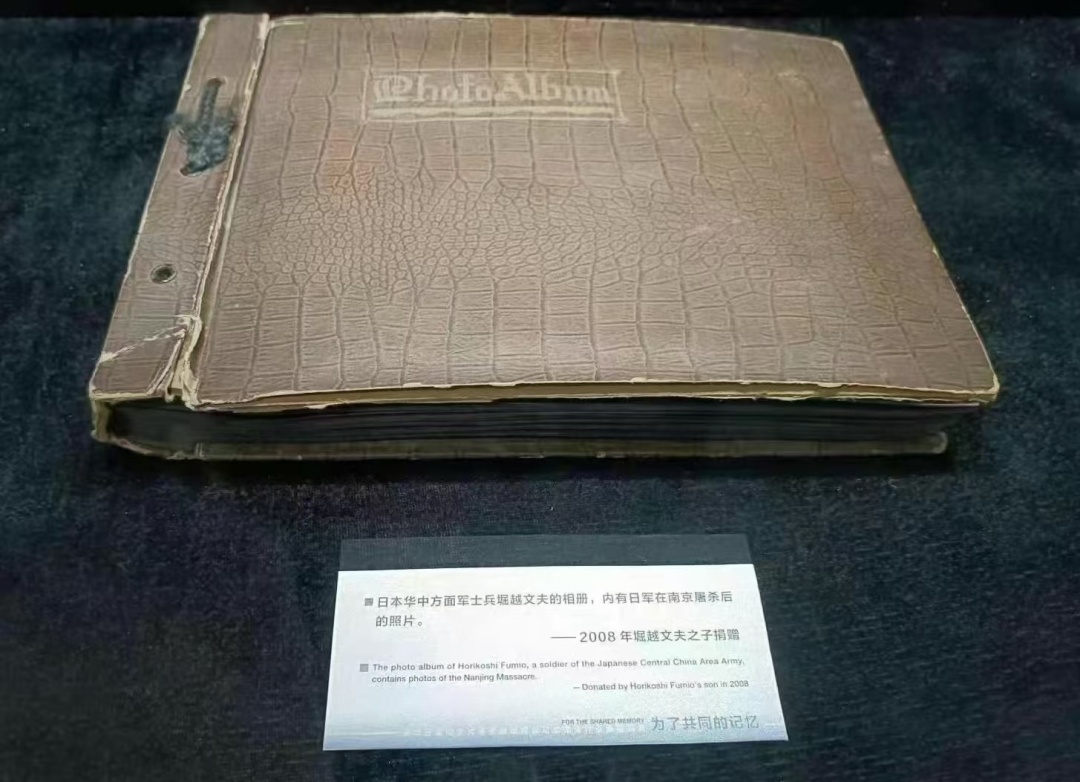 触目惊心，这本相册上写了一个“惨”字……