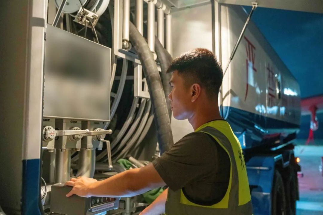 战鹰列阵，夜空亮剑