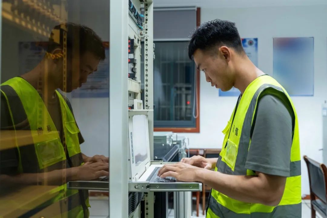 战鹰列阵，夜空亮剑