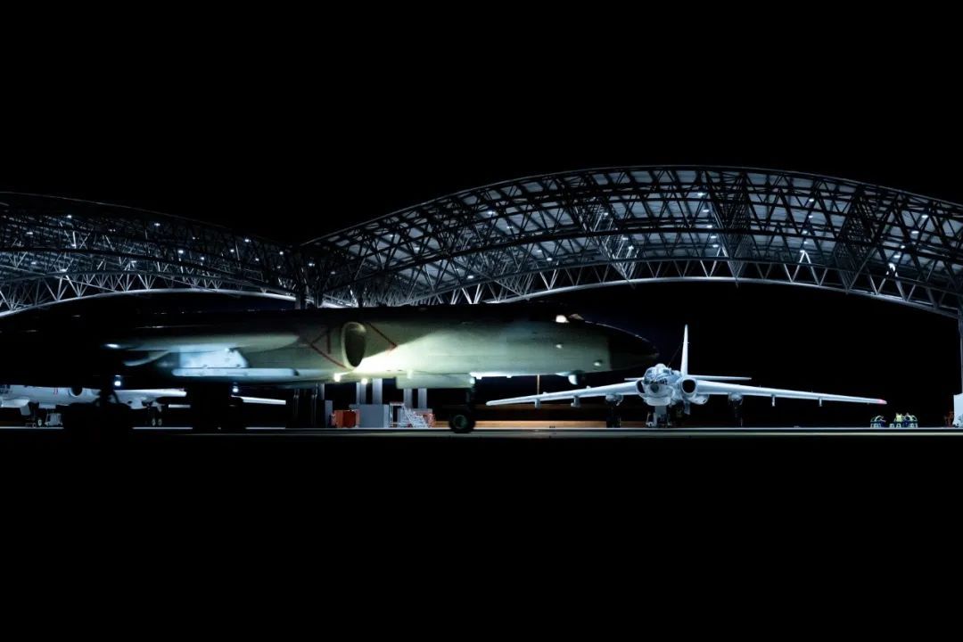 战鹰列阵，夜空亮剑