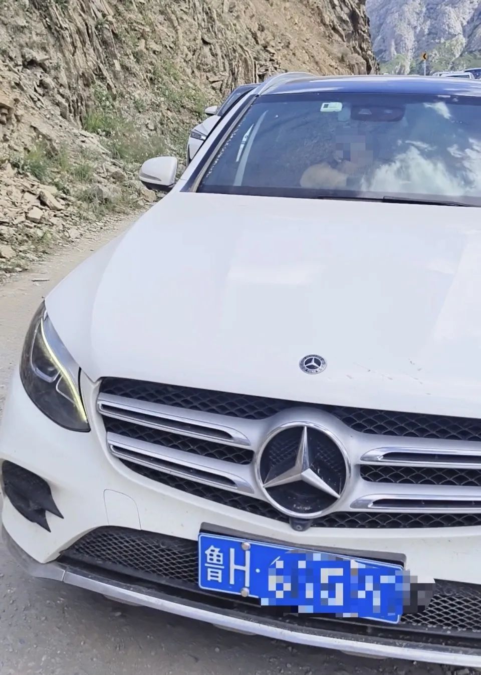 “旁边就是悬崖”!警方通报“奔驰车超车逼停摩托” “旁边就是悬崖”!警方通报“奔驰车超车逼停摩托”