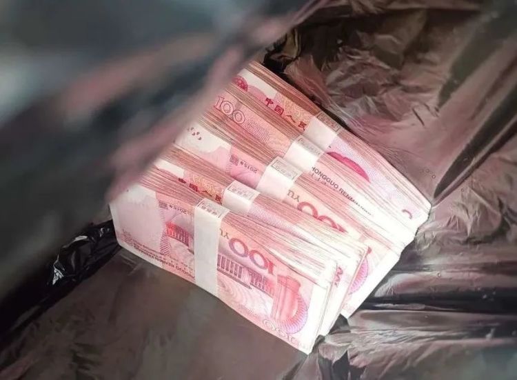 接到金店工作人员报警后，民警一查：“就是他！”