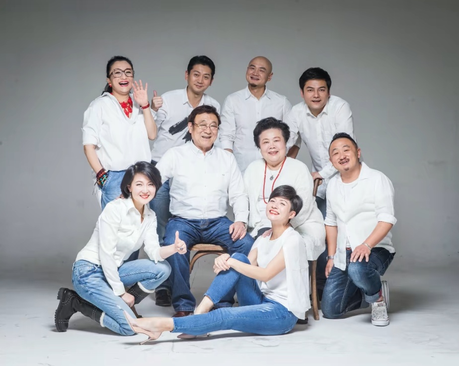 昔日知名上海主持人突传消息！超30万人涌入直播，大批网友都激动了：爷青回！