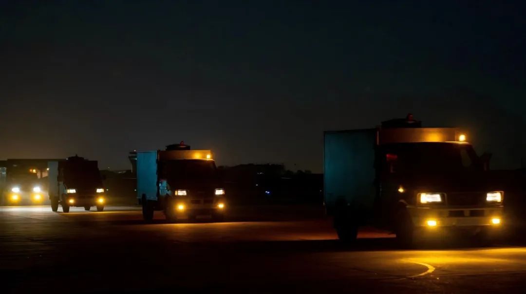 战鹰列阵，夜空亮剑