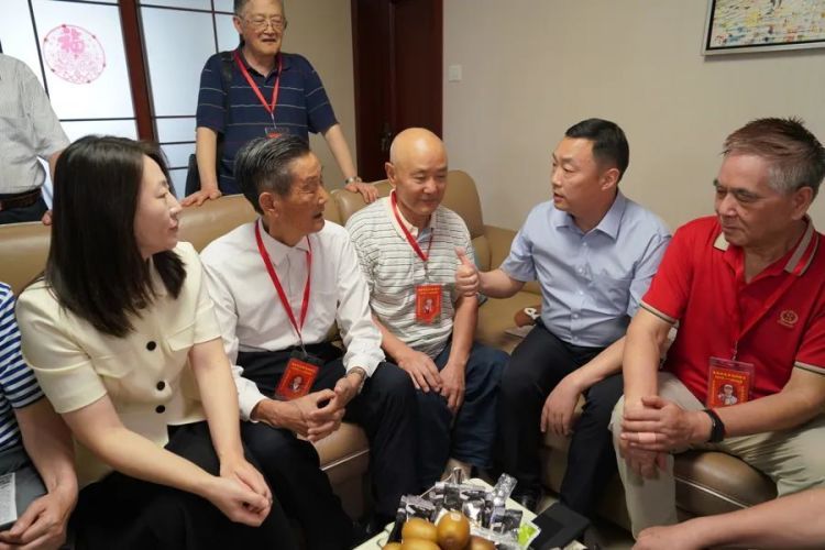 “上海模子”！81岁爷叔一个举动火遍全网！他已经不是第一次做这事了