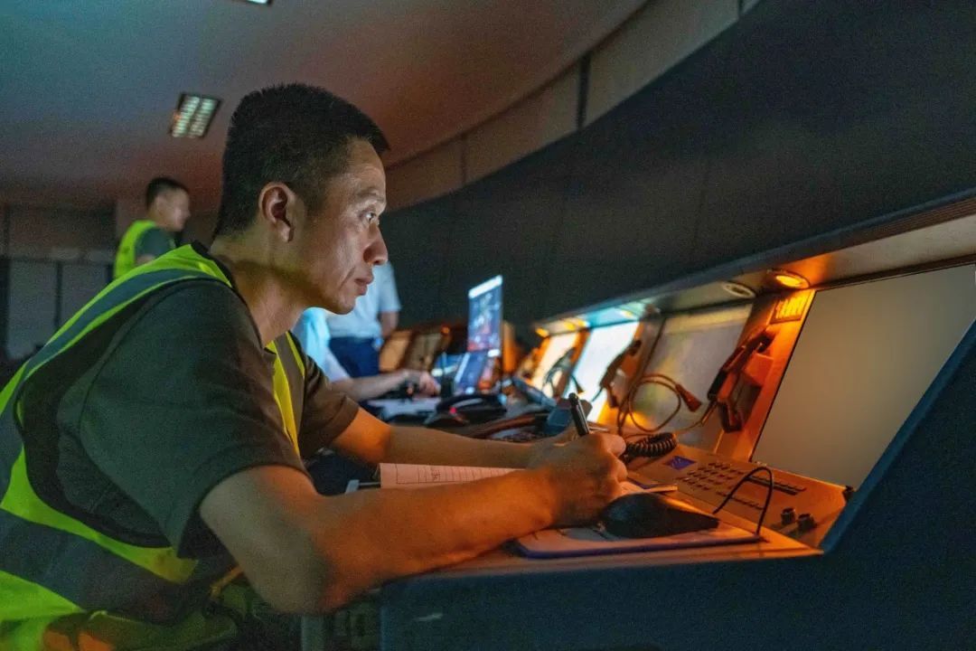 战鹰列阵，夜空亮剑