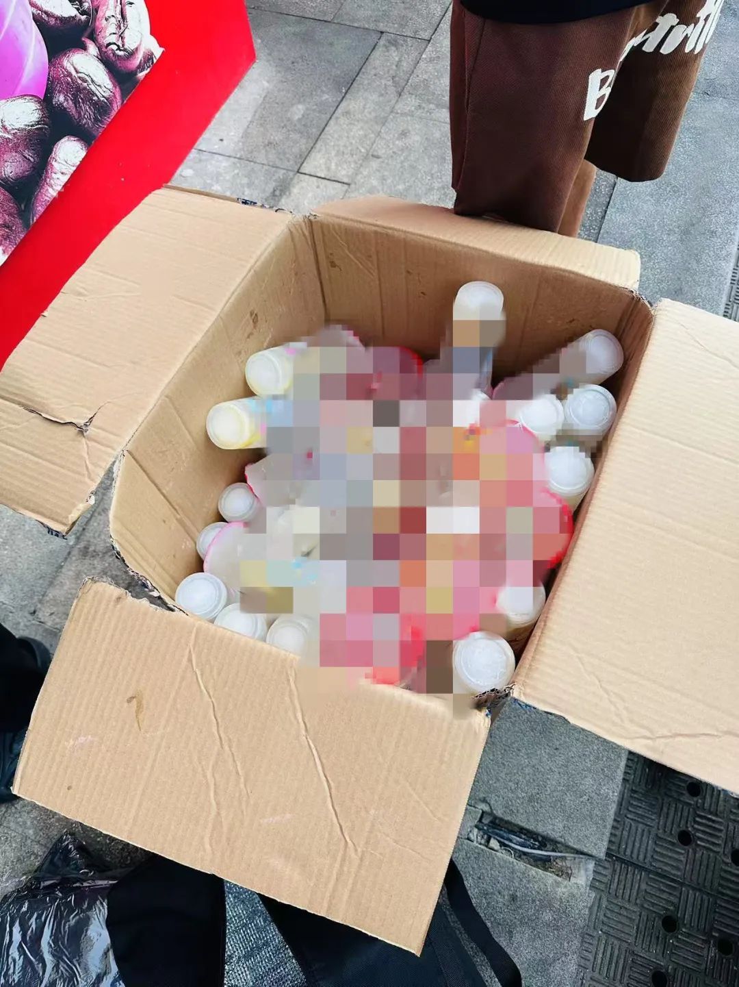 湖南一男子背40公斤蜜雪冰城上武功山售卖，每杯15元，称收入不多纯体验